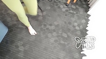 Skinny 19-Year-Old Girl Wears Yoga Pants And Gives A Blowjob